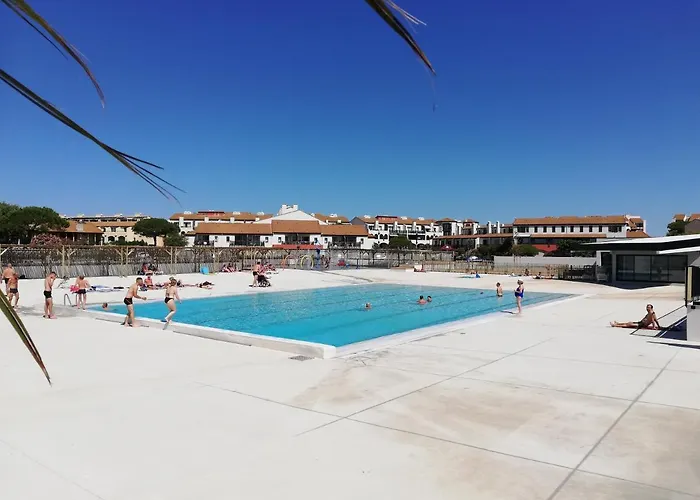 Lakeside Retreat: Beachfront Getaway With Pools And Family Activities Apartment Le Barcares