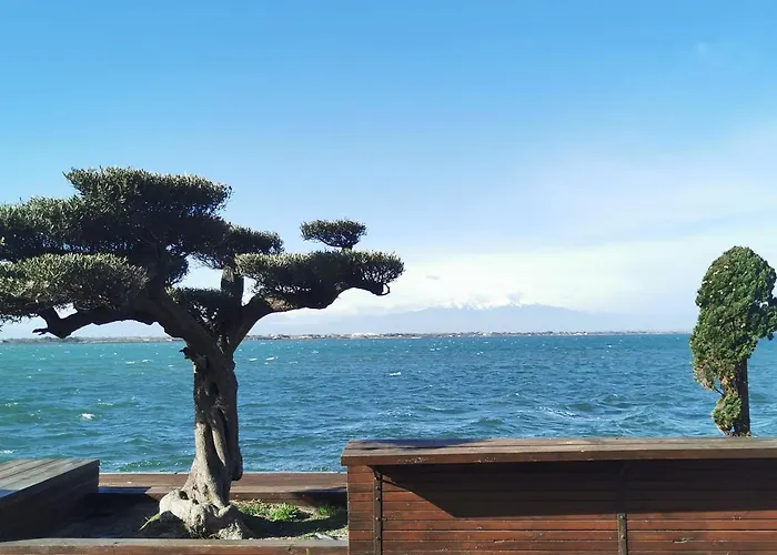 Lakeside Retreat: Beachfront Getaway With Pools And Family Activities *